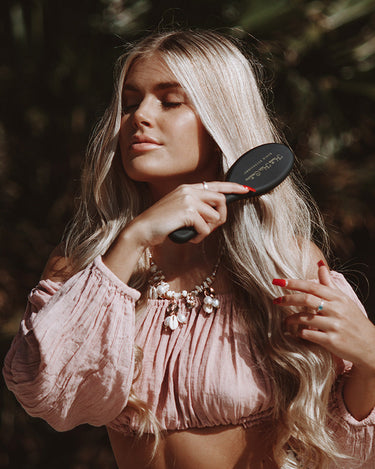 Bristle detail of the gold extensions hair brush for human hair extensions – Rubin Extensions®